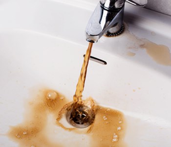 Чому вода має коричневе забарвлення і сліди іржі?
