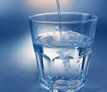 Скільки води в стакані