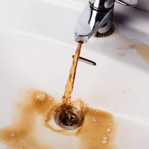 Чому вода має коричневе забарвлення і сліди іржі?