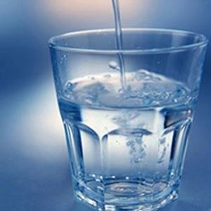 Скільки води в стакані
