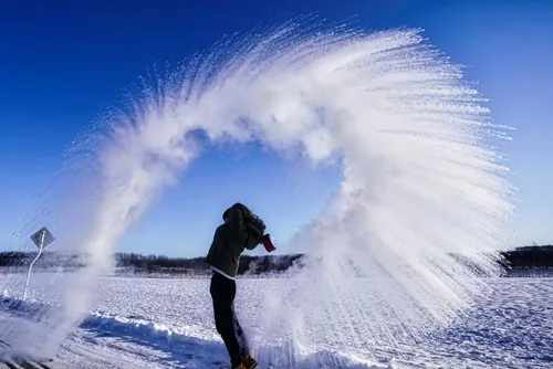 Почему горячая вода замерзает быстрее холодной